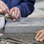 Kamieniarz pracuje solidnie