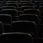 Sceniczne uroczystości: świętowanie imienin w teatrach komediowych stolicy