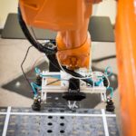 Nowoczesne technologie w produkcji: jak zautomatyzowane systemy poprawiają wydajność