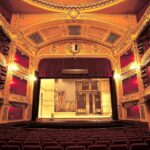 Magia teatru komediowego – jak humor ożywia scenę?