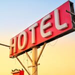 Jak zaplanować komfortowy pobyt w dużym mieście przy ograniczonym budżecie