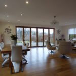 Elegancja i Funkcjonalność w Aranżacji Wnętrz: Dwuskrzydłowe Systemy Drzwi Przesuwnych